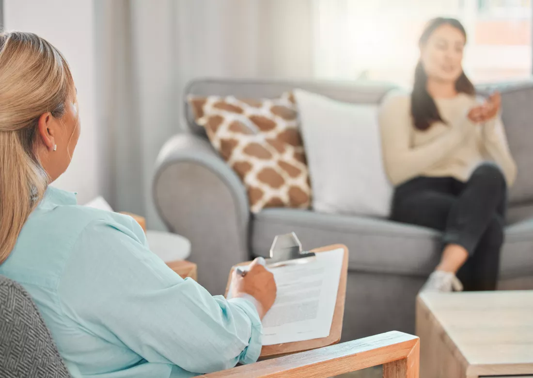 discussion-woman-therapist-couch-consultation-mental-health-anxiety-support-office-therapy-female-psychologist-patient-sofa-counseling-share-trauma-notes-session