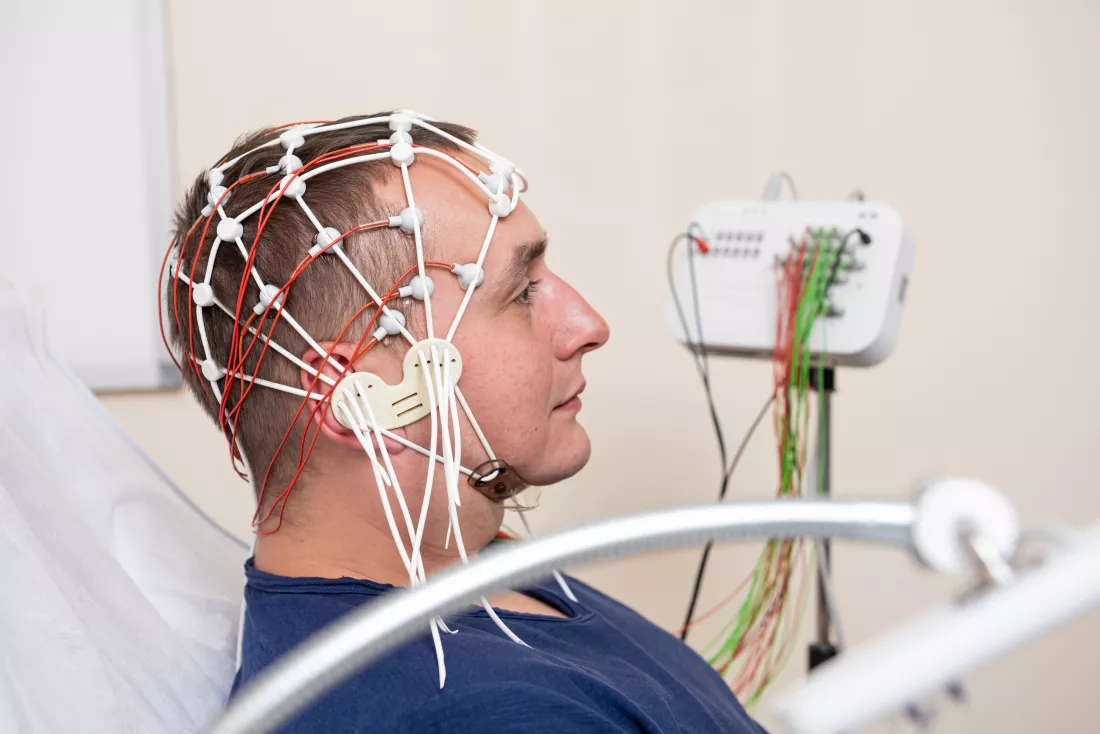 patient-brain-testing-using-encephalography-medical-center(1)
